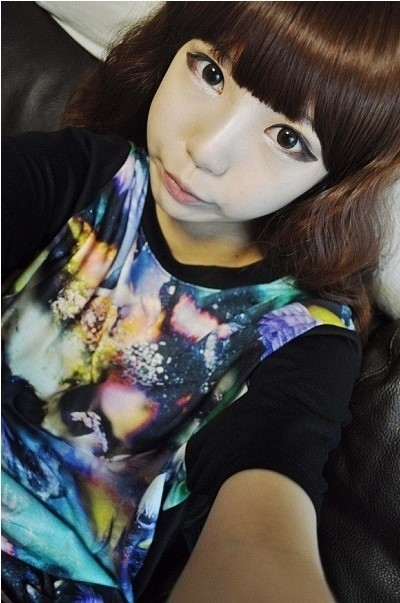 Để thực hiện kiểu vẽ mắt Hàn Quốc quái dị này, các cô gái phải dùng bút kẻ mắt loại nét to hoặc nhỏ vẽ viền rộng ra đuôi mắt thật đậm và cuối cùng là dùng kính giãn tròng.