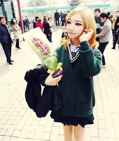 Không chỉ trang điểm khi đi chơi mà bạn trẻ Hàn Quốc còn đem đôi mắt kỳ quái đến trường học.