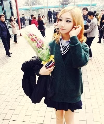 Không chỉ trang điểm khi đi chơi mà bạn trẻ Hàn Quốc còn đem đôi mắt kỳ quái đến trường học.