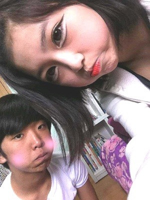 Để tạo hiệu ứng mắt to, cô gái này không ngần ngại vẽ viền mắt cách xa mắt đến vài cm.