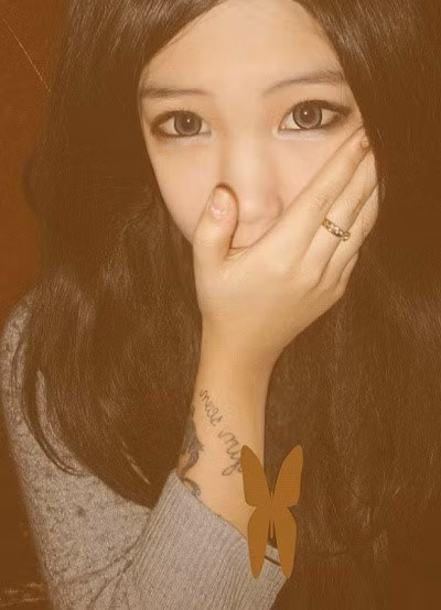 Ngoài việc vẽ viền mắt, các cô gái xứ Kim Chi còn đeo kính giãn tròng để trông cuốn hút hơn.