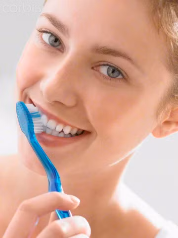 Động tác chải răng theo vòng tròn. Theo tiến sĩ Uchenna Okoye, sai lầm thường gặp nhất khi đánh răng mà nhiều người mắc phải là chải răng theo chiều lên xuống hoặc chiều ngang, điều này có thể gây ảnh hưởng xất tới sức khỏe răng miệng. Cách tốt nhất là để mặt bàn chải nghiêng 45 độ so vơi bề mặt răng, đánh theo vòng tròn ngược chiều kim đồng hồ, không đánh quá mạnh tay. Đánh răng mỗi hàm với thời gian tối thiểu từ 1-2 phút . Không nên chải răng quá mạnh, chỉ cần chải đúng cách, nhẹ nhàng.