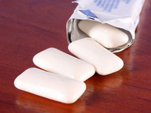 Chỉ nhai kẹo cao su trong 10 phút. Một nghiên cứu mới được công bố trên Dailymail nói rằng có thể loại bỏ đến 10 triệu vi khuẩn chỉ với 10 phút nhai kẹo cao su. Tuy nhiên, nếu bạn nhai quá 10 phút, hương bạc là cùng các hương liệu khác có thể gây ra các vấn đề tê răng, kích thích niêm mạc dạ dày dẫn đến viêm loét dạ dày.