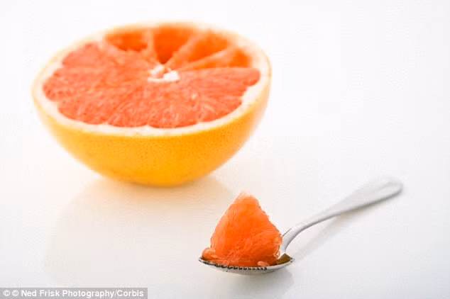 Đánh răng trước khi ăn sáng. Đánh răng ngay sau khi ăn hoặc uống những đồ uống có chứa axit là một trong những sai lầm lớn của rất nhiều người. Điều này có thể tăng nguy cơ làm mòn răng của bạn. Ngay sau khi bạn ăn hoặc uống thực phẩm có tính axit, các axit trong thực phẩm sẽ làm suy yếu men răng của bạn. Do vậy, các nhà khoa học khuyên bạn nên đánh răng trước khi ăn hoặc sau khi ăn khoảng 1 giờ.