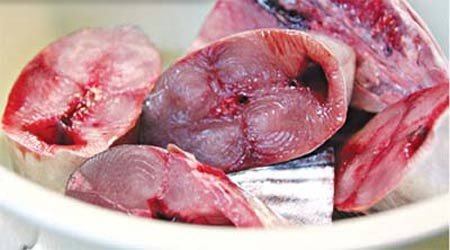 Cá ngừ. Nghiên cứu từ Đại học South Florida chỉ ra rằng những người tiêu thụ nhiều cá ngừ và có nồng độ thủy ngân trong máu cao – tức là vượt quá ngưỡng an toàn mà Cơ quan Bảo vệ Môi trường khuyến cáo – sẽ có chức năng nhận thức suy giảm 5% so với những người khác.