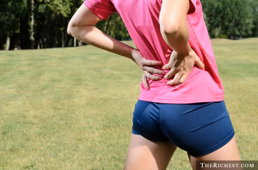 Tăng nguy cơ đau lưng. Khi bạn có vòng 3 lớn, đồng nghĩa với việc bạn đang mang thêm trọng lượng ở phần dưới đốt sống lưng, điều này làm ảnh hưởng đến cách bạn đứng và di chuyển. Tùy thuộc vào tư thế của bạn, nó có thể gây ra chứng đau lưng thường xuyên.