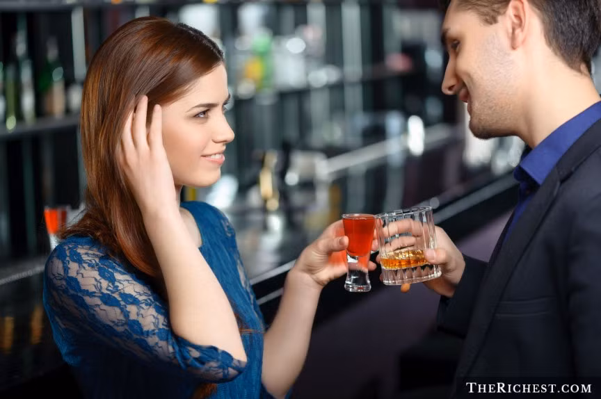 Dễ bị sàm sỡ. Đặc biệt là khi bạn đến những nơi đông người như câu lạc bộ đêm hay quán bar. Nghiên cứu của các nhà khoa học Thổ Nhĩ Kỳ cũng từng chứng minh, hầu hết nam giới đều thích phụ nữ có đường cong ở khoảng 45,5 độ.