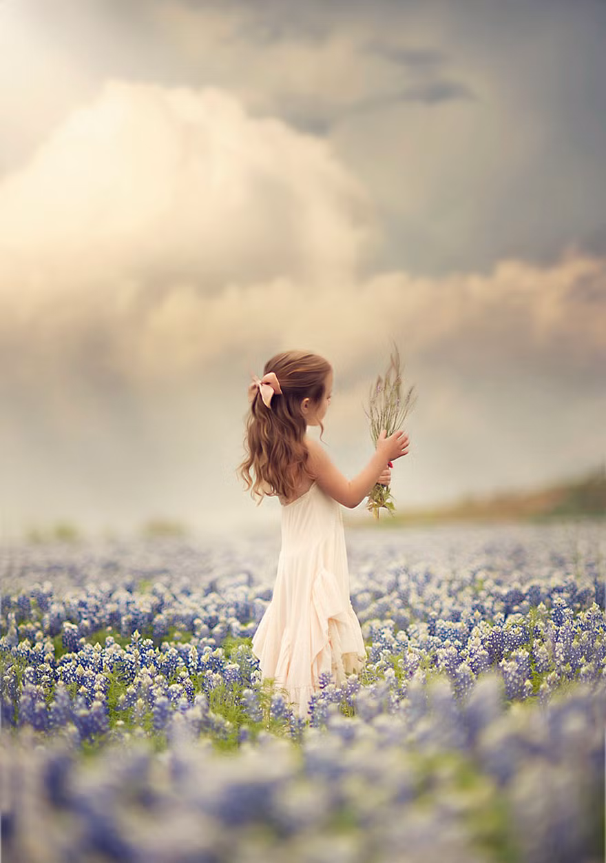 Bé gái hóa thân thành tiên nữ.