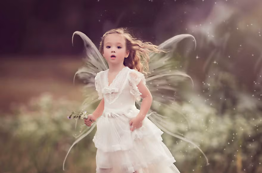 Cô tiên nhỏ tỏa sáng trên không trung.