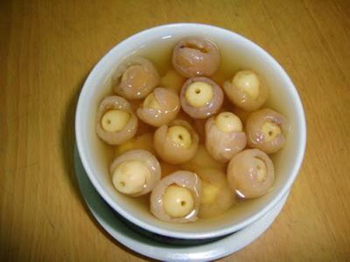 Chè long nhãn phố Huế. Ở đây, menu thì thập cẩm đủ loại: chè ngô, khoai, bưởi, chuối, chè thái, nếp cẩm, hạt sen… nhưng trong đó có một vị đặc biệt mà chẳng tìm thấy ở nơi khác, đó là long nhãn. Long nhãn thường có trong caramen và thạch rau câu, nhưng nếu bạn muốn gọi thêm cho các loại chè thì cô chủ hàng cũng rất sẵn lòng. Địa chỉ: 349B ngõ 347 phố Huế – giá từ 15.000-20.000đồng/suất.