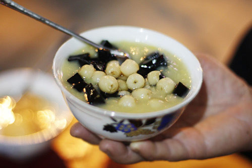 Chè bốn mùa Hàng Cân. Quán chè Bốn Mùa ở Hàng Cân đậm chất cổ truyền, chỉ có chè sen, chè đỗ đen, đỗ xanh, bánh trôi tàu và lục tàu xá. Theo đánh giá của nhiều người, chè của quán hơi ngọt nhưng bù lại các nguyên liệu đều rất thơm một cách tự nhiên không có hóa chất. Địa chỉ: Số 4, Hàng Cân, Hoàn Kiếm, Hà Nội.