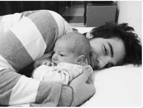 Cô công chúa nhỏ lúc nào cũng quấn quýt bên cha.