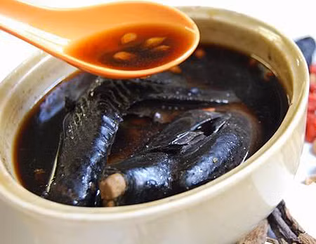 Gà đen hầm hoàng kỳ. Gà đen 1 con, hoàng kỳ 60g, gừng tươi, gia vị, nước đủ dùng. Gà làm sạch lông, bỏ nội tạng rửa sạch. Hoàng kỳ rửa sạch, thái miếng nhỏ nhồi vào bụng gà rồi khâu chặt lại. Đem gà hấp cách thủy, khi hấp cho gừng lên trên gà. Ăn 3 thang, cách ngày. Món ăn tốt nhất dành cho người vùng kín ra nhiều khí hư khi mang thai.