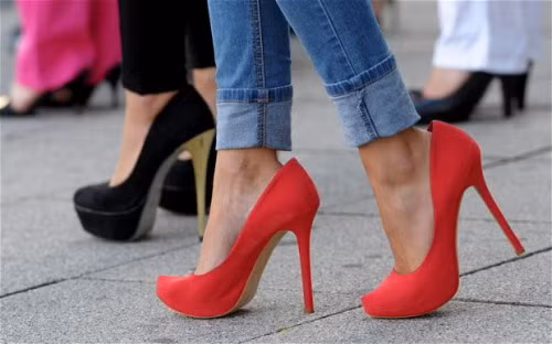 Đi giày cao gót. Chị em phụ nữ thường thích làm dáng với những đôi giày cao gót dễ thương. Tuy nhiên, giày cao gót chính là tác nhân khiến bạn lười tập thể dục, lười đi bộ. Các nhà khoa học cho biết những người béo nên tập thể dục từ 60 đến 90 phút một ngày. Do vậy, hãy làm phong phú tủ giày của bạn bằng một đôi giày thể thao mềm mại.