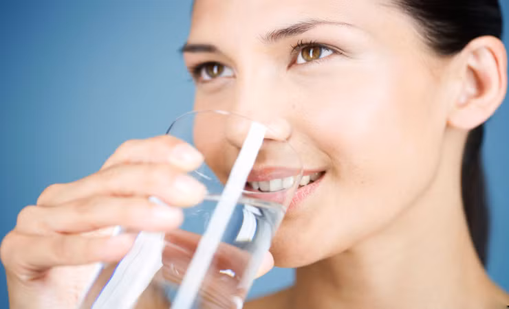 Bạn không uống đủ nước. Chúng ta đã nghe nhiều đến việc uống nước có thể giúp cho chiến dịch giảm cân thành công - vì nước làm hạn chế cảm giác thèm ăn. Nếu bạn uống ít nước, cơ thể bạn sẽ không hoạt động đúng cách do vậy gan sẽ phải hỗ trợ cơ thể nhiều hơn. Thay vì lọc bớt chất béo, gan sẽ lưu trữ lại lượng chất béo trong cơ thể, làm chu trình giảm cân thất bại.