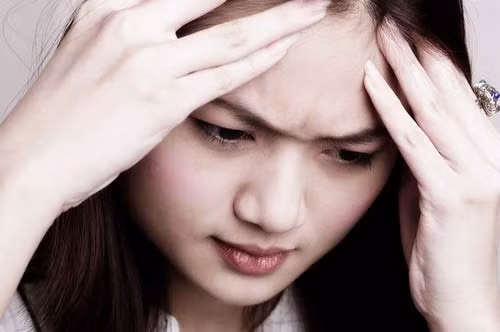 Bạn ngủ ít. Tổ chức nghiên cứu về sức khỏe phụ nữ của Mỹ (US Nurses’ Health Study) tiến hành điều tra 68.000 phụ nữ và phát hiện rằng những người ngủ càng ít thì lại càng dễ mắc bệnh béo phì. Thiếu ngủ khiến lượng hoóc-môn kích thích cảm giác đói bụng cortisol và ghrelin tăng lên.