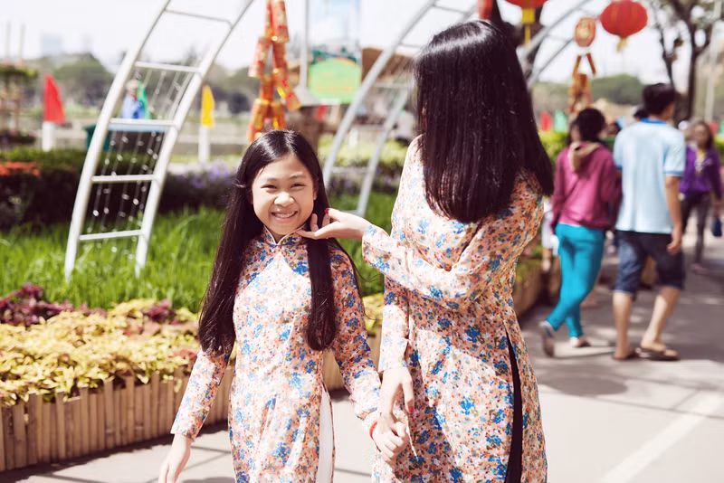 Hai mẹ cọn chọn trang phục áo dài truyền thống "ton sur ton" vui vẻ dạo phố ngày mùng 1 Tết mà không có chồng bên cạnh.