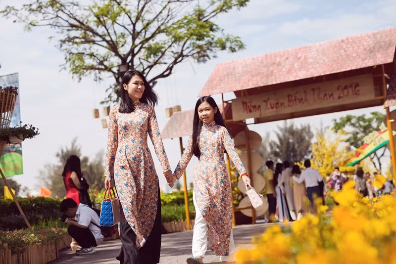  Đinh Y Nhung là mỹ nhân tuổi Thân (1980) có sự nghiệp thành công và cuộc hôn nhân viên mãn cùng đạo diễn Lưu Huỳnh. Dù hai vợ chồng đều là người nổi tiếng nhưng cô con gái của cả hai lại khá xa lạ với giới giải trí.