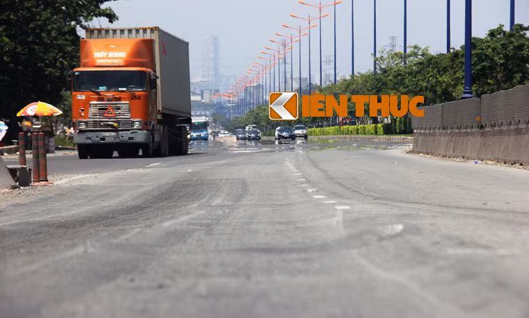 Nhiều xe container chở hàng nặng đã không dám lên cầu vì tài xế lo ngại mặt đường trên cầu không bảo đảm, nguy cơ lật xe, rơi thùng container.