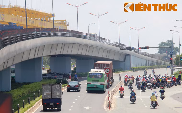 Cau vuot thep dau tien o Sai Gon bien dang ngo ngang