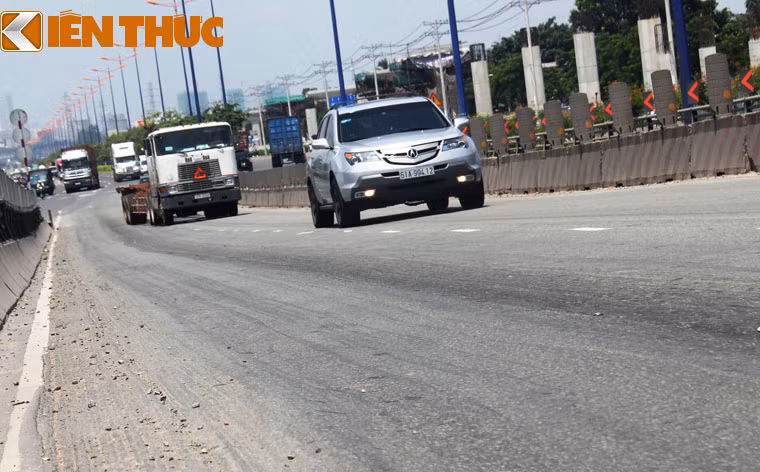 Hàng vạn phương tiện qua lại trên cầu vượt thép Thủ Đức vô cùng lo lắng trước việc cây cầu xuống cấp nghiêm trọng dù chỉ mới đưa vào sử dụng hơn 2 năm.
