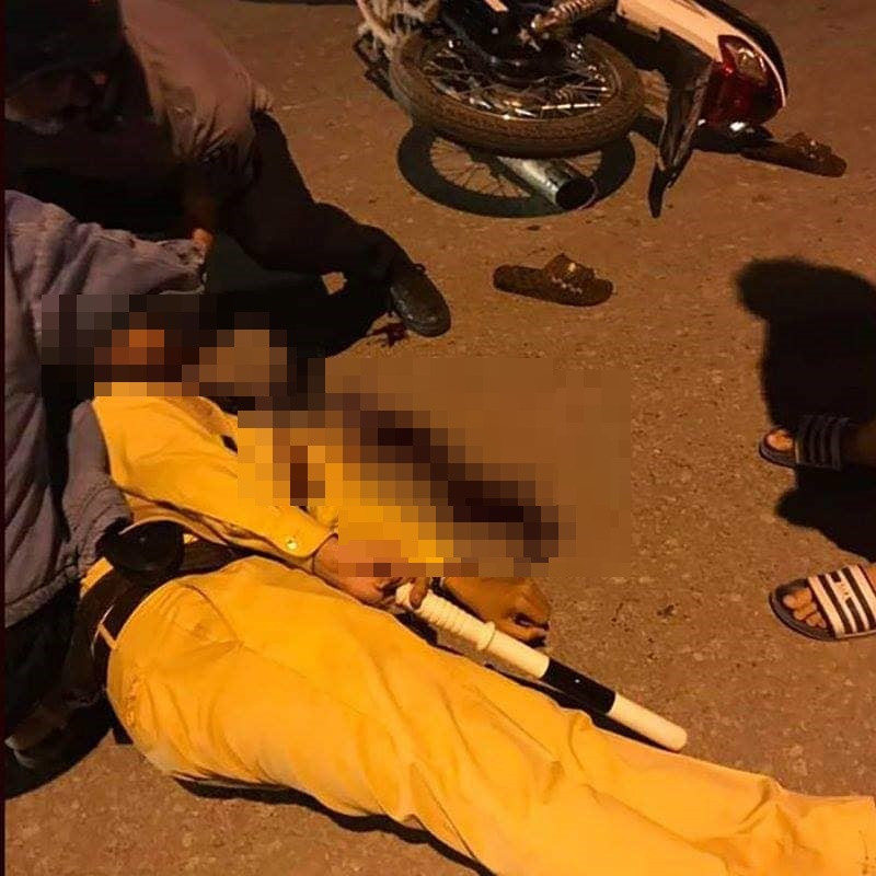 Thieu ta CSGT bi thanh nien di xe may dam guc tren duong-Hinh-2