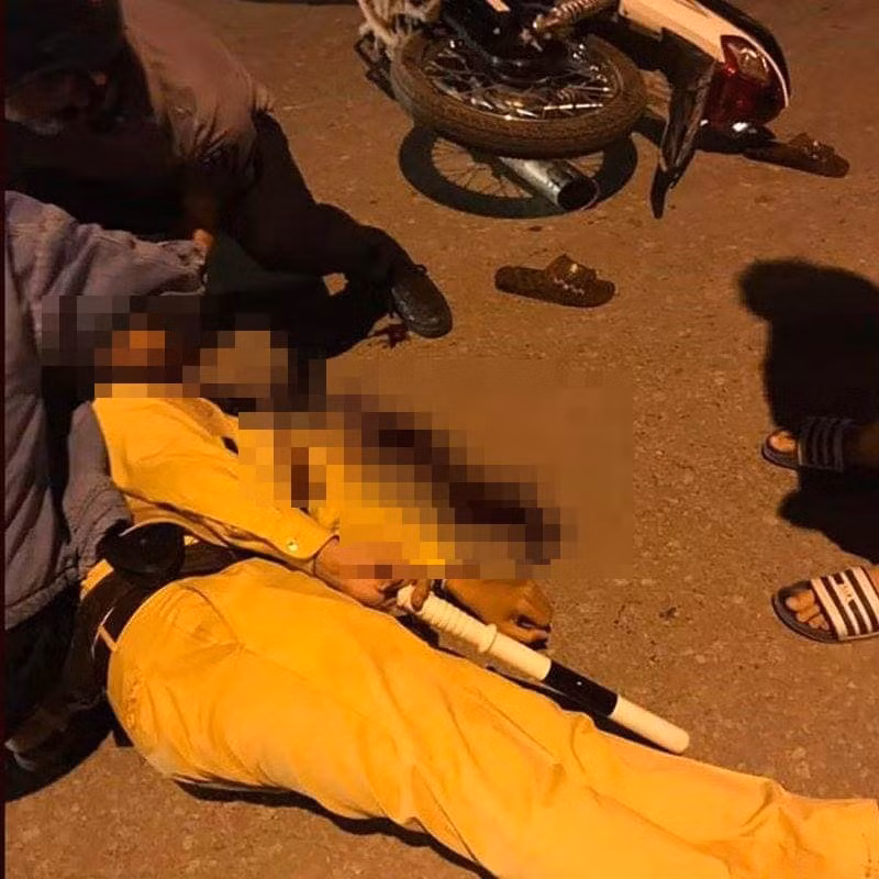 Thieu ta CSGT bi thanh nien di xe may dam guc tren duong-Hinh-2