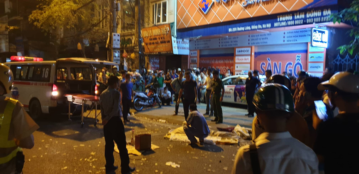 Hậu quả đã làm nữ công nhân quét rác tử vong tại chỗ. Nguồn tin riêng của PV cho biết, nạn nhân là Lê Thị T. H. (SN 1977, ở Xã Đàn, quận Đống Đa, Hà Nội).