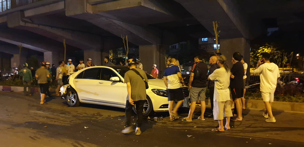 Chiếc xe ô tô Mercedes bị hư hỏng nặng, vỡ nát phần đuôi.