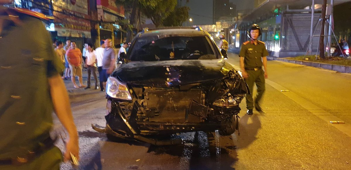 Chiếc ô tô "điên" gây tai nạn liên hoàn bỏ chạy đến trước cửa số nhà 81 Láng Hạ bị người dân và cảnh sát đuổi theo bắt giữ.