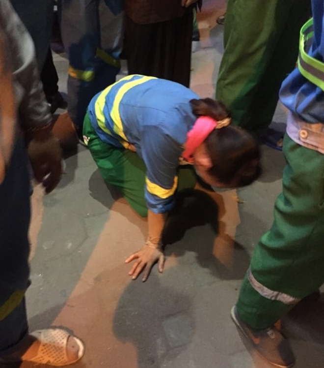 Đồng nghiệp của nạn nhân H. cùng người thân khóc ngất tại hiện trường xe điên gây tai nạn khi chứng kiến cảnh tượng kinh hoàng.