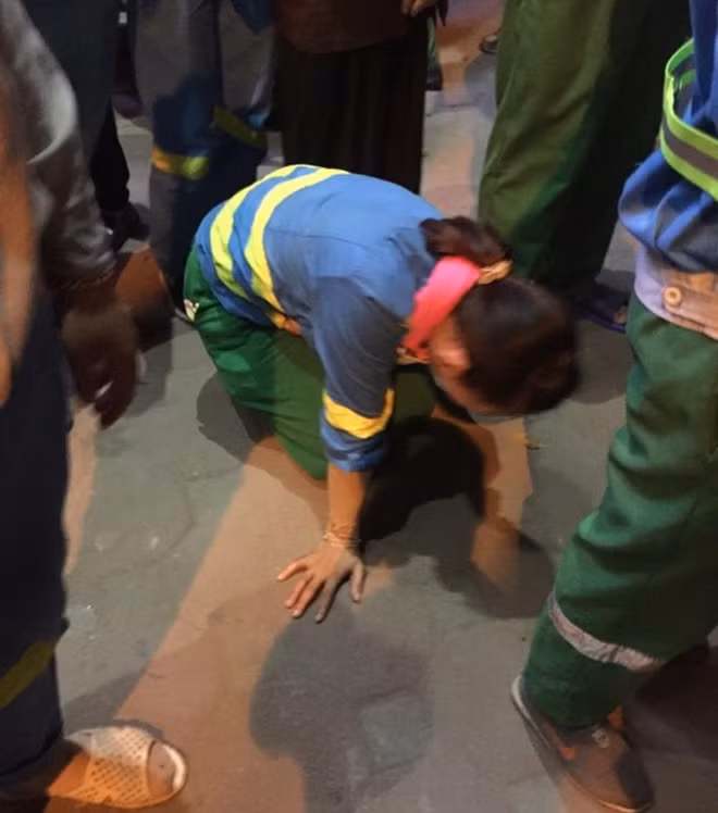 Đồng nghiệp của nạn nhân H. cùng người thân khóc ngất tại hiện trường xe điên gây tai nạn khi chứng kiến cảnh tượng kinh hoàng.