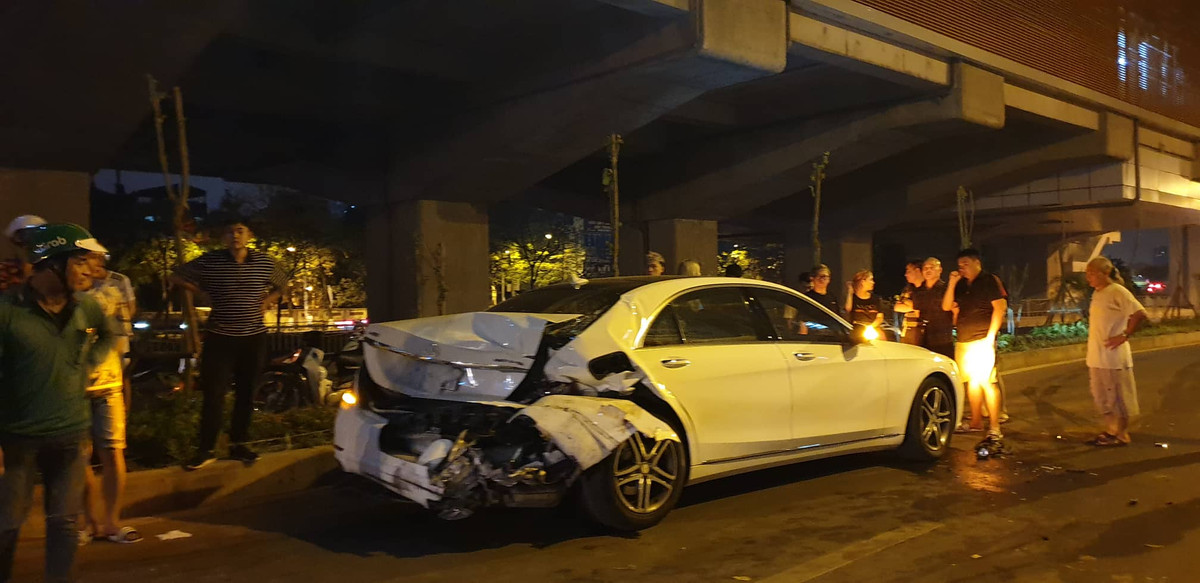 Chiếc xe ô tô Mercedes màu trắng mang BKS 30F-198.31 bị móp méo phần đuôi, hư hỏng nặng.