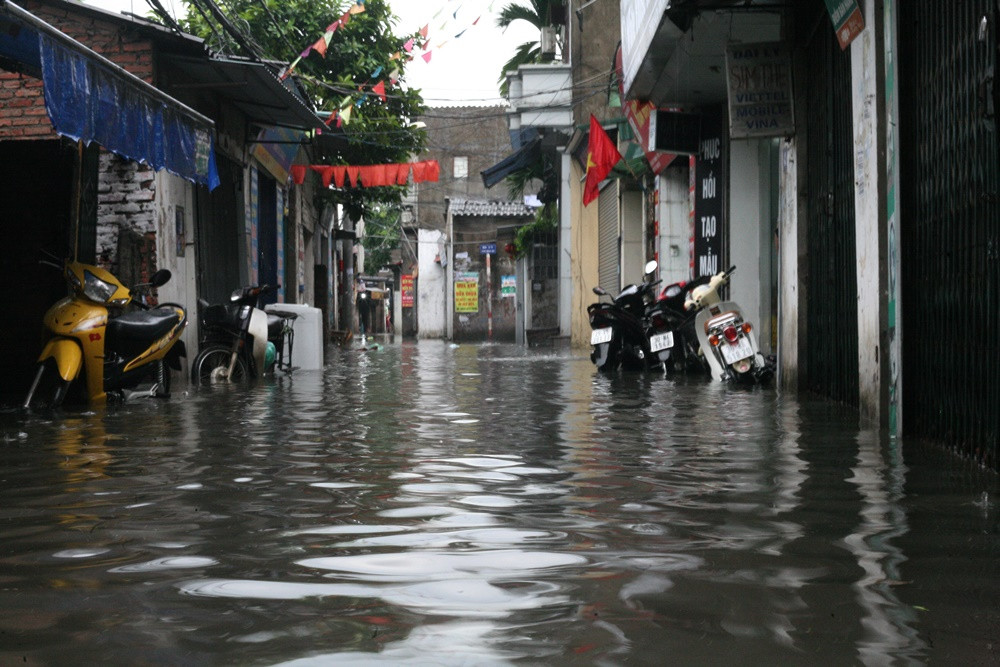 Nước ngập tràn cả vào nhà các hộ dân dọc hai bên đường trên địa bàn phường Mễ Trì (Nam Từ Liêm, Hà Nội).