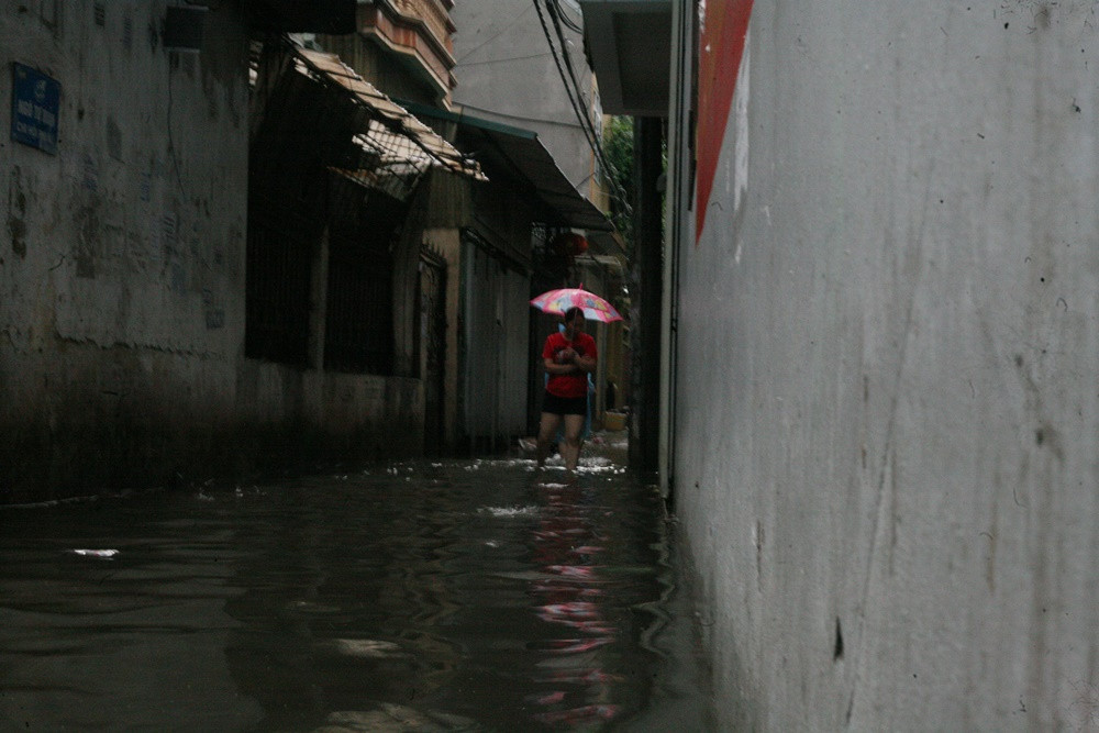 Tại Mễ Trì (Hà Nội), nhiều ngõ ngách cũng bị nước mưa "biến" thành sông.