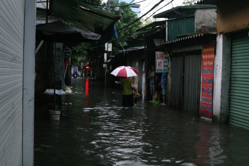 Cuộc sống của người dân bị ảnh hưởng lớn bởi nước ngập cả vào nhà.