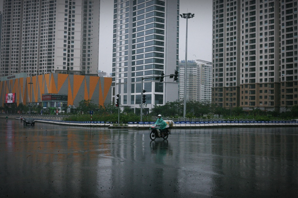 Theo Trung tâm dự báo Khí tượng Thủy văn Trung ương, do ảnh hưởng của rãnh áp thấp bị nén nên từ sáng nay đến ngày 1/5, ở các tỉnh Bắc bộ và Bắc Trung bộ có mưa dông diện rộng, lượng mưa đạt cấp mưa vừa, có nơi mưa to đến rất to (lượng mưa phổ biến 30 - 60mm/24h, có nơi trên 80mm/24h).