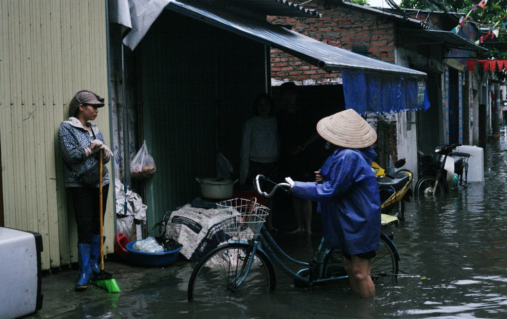 Những người buôn bán cũng gặp khó khăn.