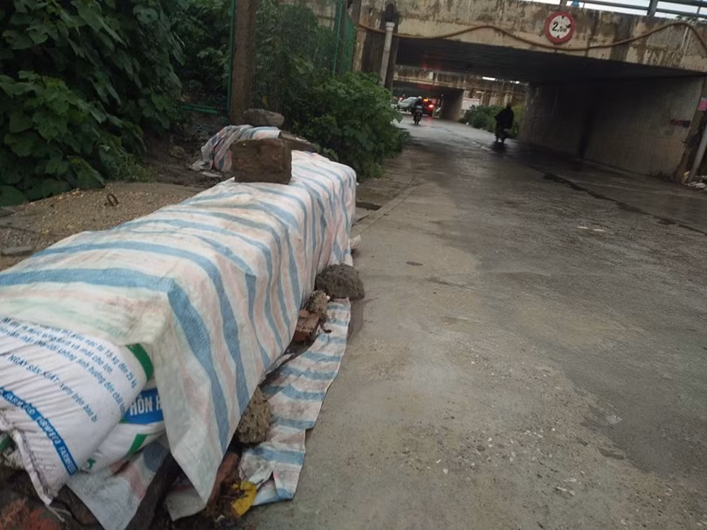 Ở một hầm chui trên đường Đại lộ Thăng Long, các cơ quan chức năng phải dùng bao tải cát để ngăn nước khỏi tràn ngập xuống đường.