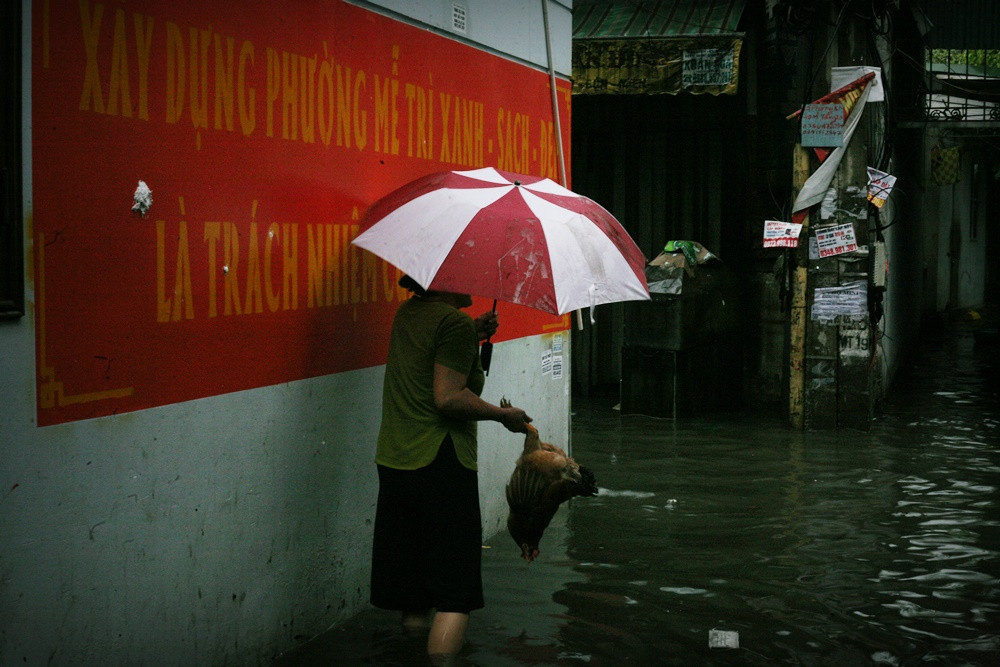 Hình ảnh người Hà Nội tiếp tục “bơi” trong nước dịp nghỉ lễ 30/4-1/5.