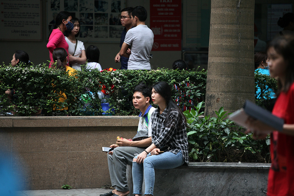 Vẻ mặt buồn rầu, lo lắng của người thân bệnh nhân.