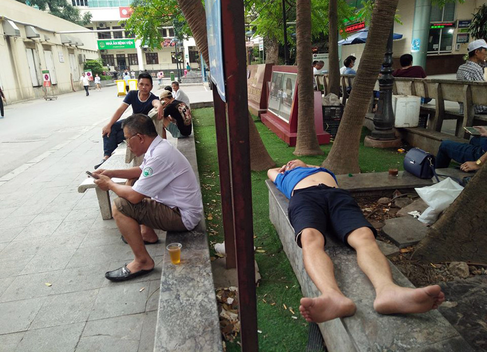 Chỗ nào ngả lưng được là tranh thủ chợp mắt.