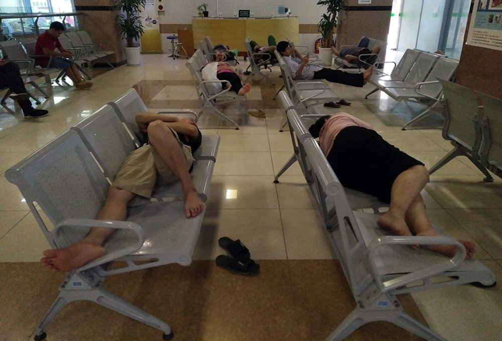 Không chỉ bên ngoài mà phía bên trong khu vực bệnh viện các ghế chờ cũng được người nhà bệnh nhân tận dụng để làm chỗ ngủ.