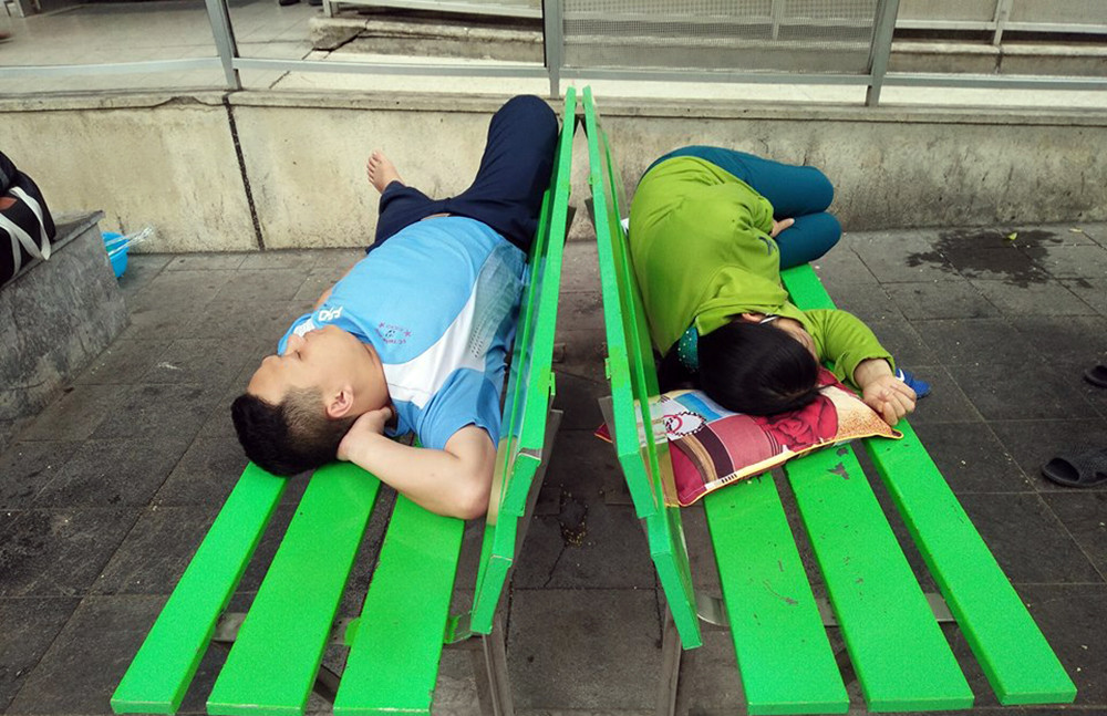 Chia nhau mỗi người một ghế.