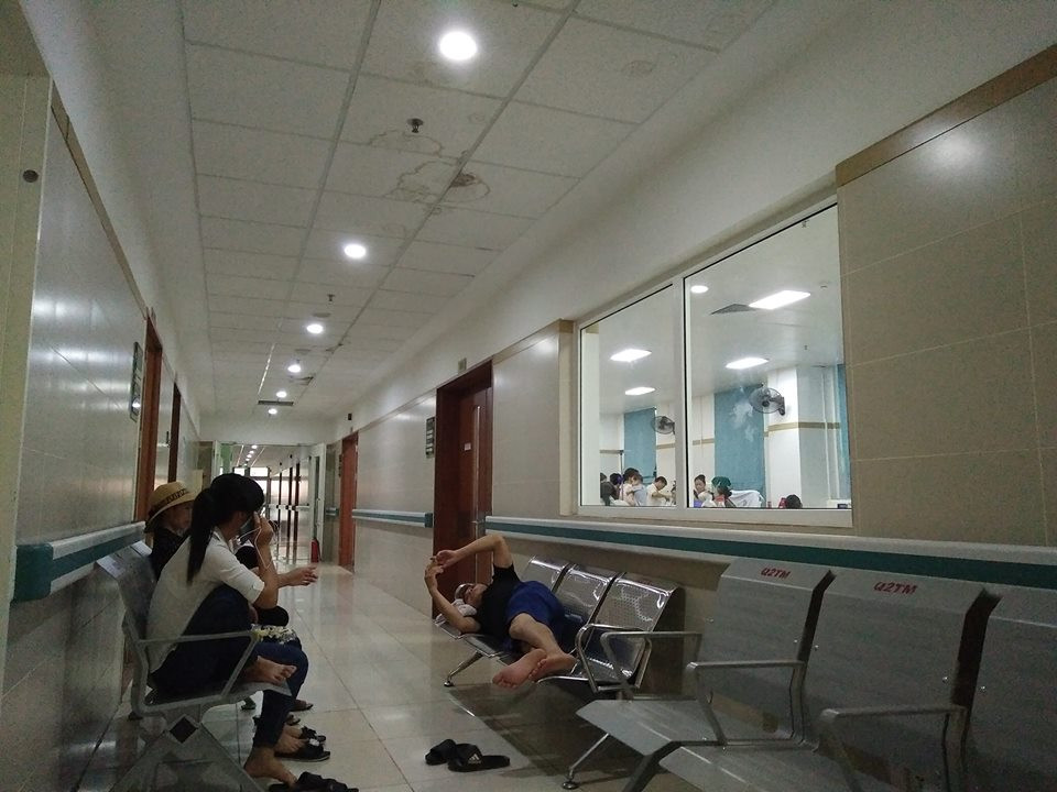 “Tôi và con rể ở đây chăm sóc con gái đã 13 ngày rồi, cháu mang thai nhưng lại bị tim, nên thai không giữ được và phải bỏ…”, - một người thân của nữ bệnh nhân 25 tuổi, quê ở Nghệ An buồn rầu chia sẻ.