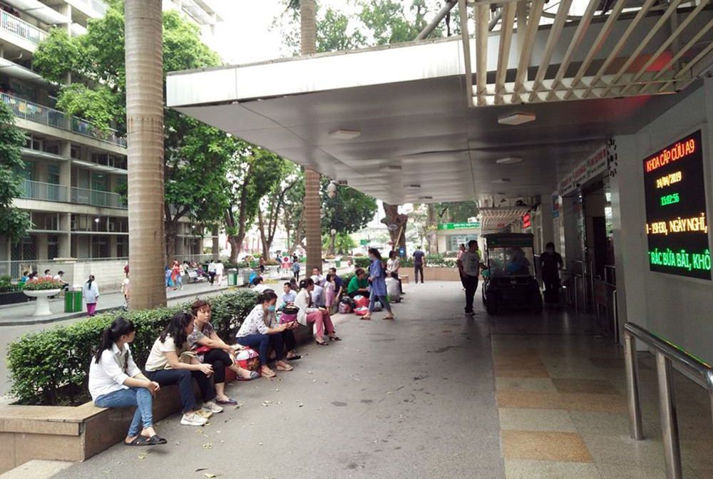 Trước cửa Khoa cấp cứu A9, nhiều người nhà bệnh nhân tỏ ra mệt mỏi, lo lắng không kém.