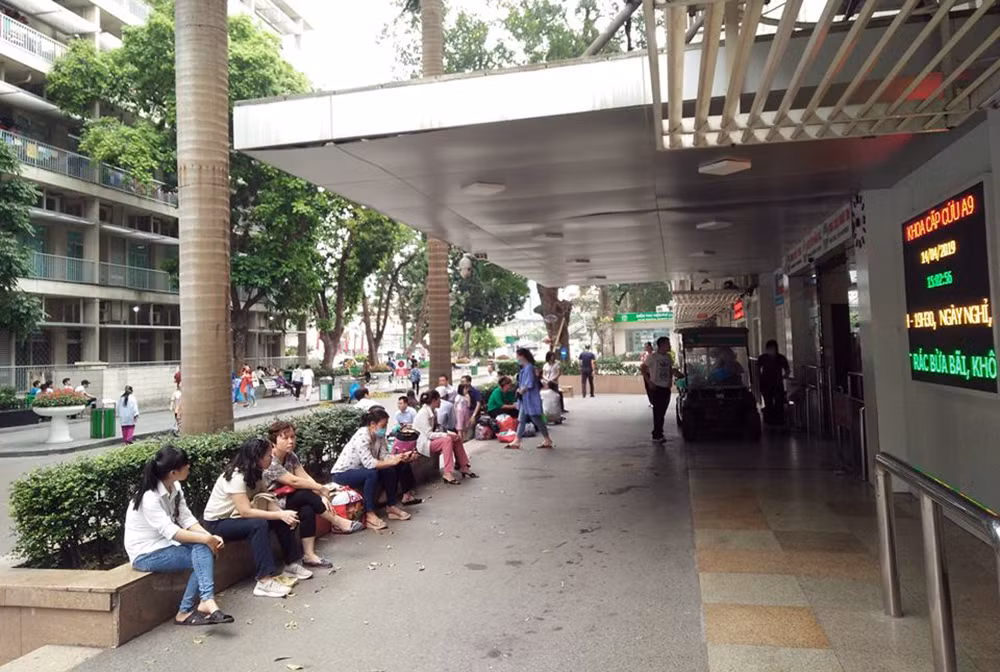Trước cửa Khoa cấp cứu A9, nhiều người nhà bệnh nhân tỏ ra mệt mỏi, lo lắng không kém.