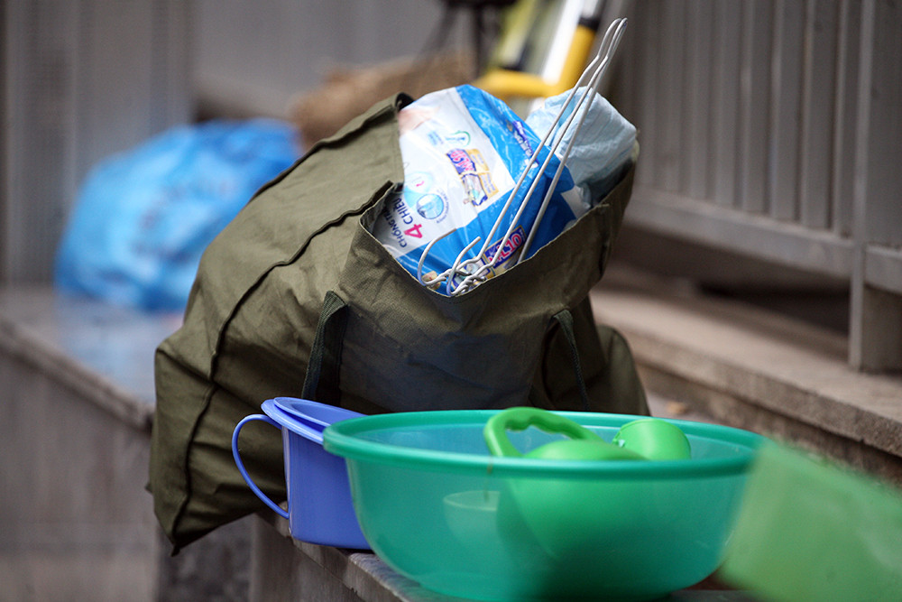 Nhiều đồ đạc, vật dụng được mang theo để chuẩn bị nằm viện.