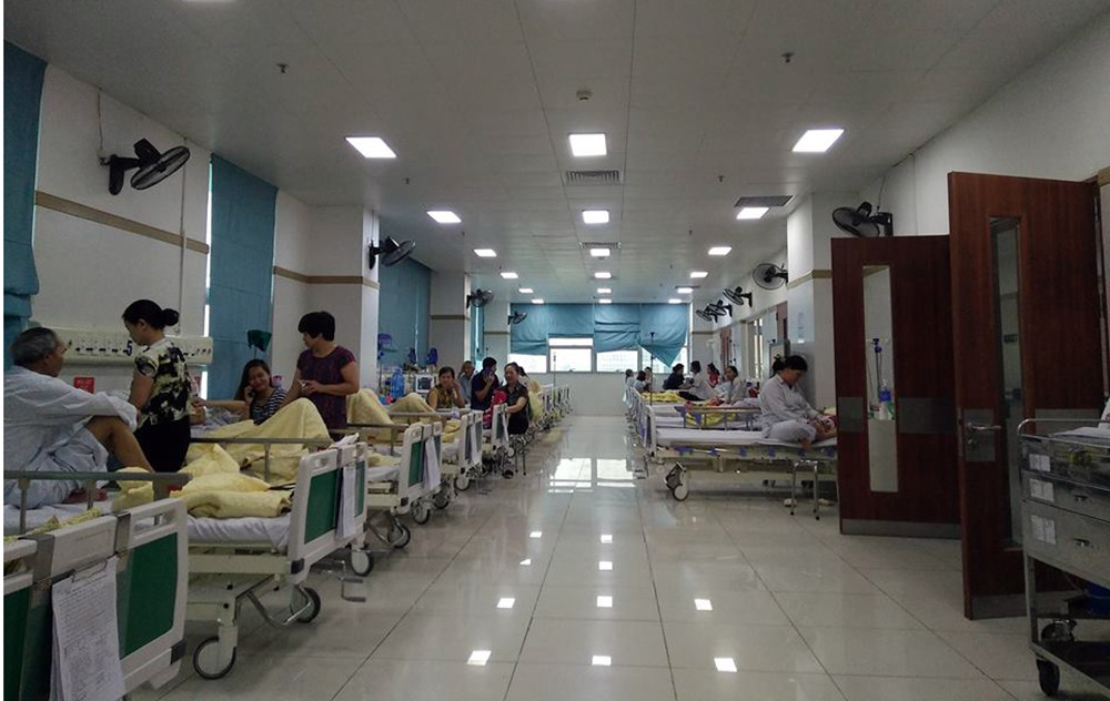Bên trong một phòng điều trị nội trú Q2 - Viện tim mạch (Bệnh viện Bạch Mai), các giường bệnh gần như không còn chỗ trống.