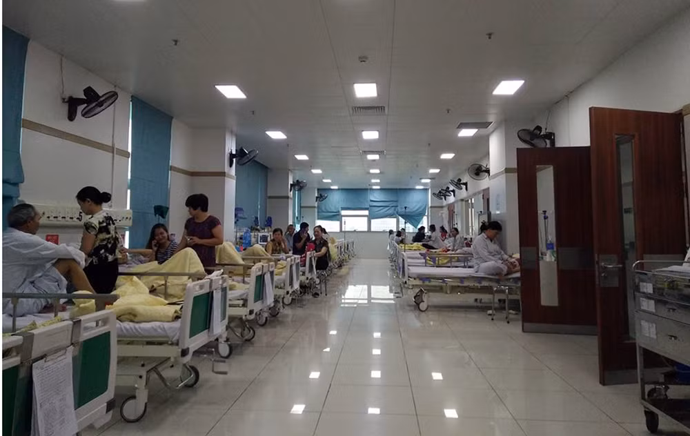 Bên trong một phòng điều trị nội trú Q2 - Viện tim mạch (Bệnh viện Bạch Mai), các giường bệnh gần như không còn chỗ trống.